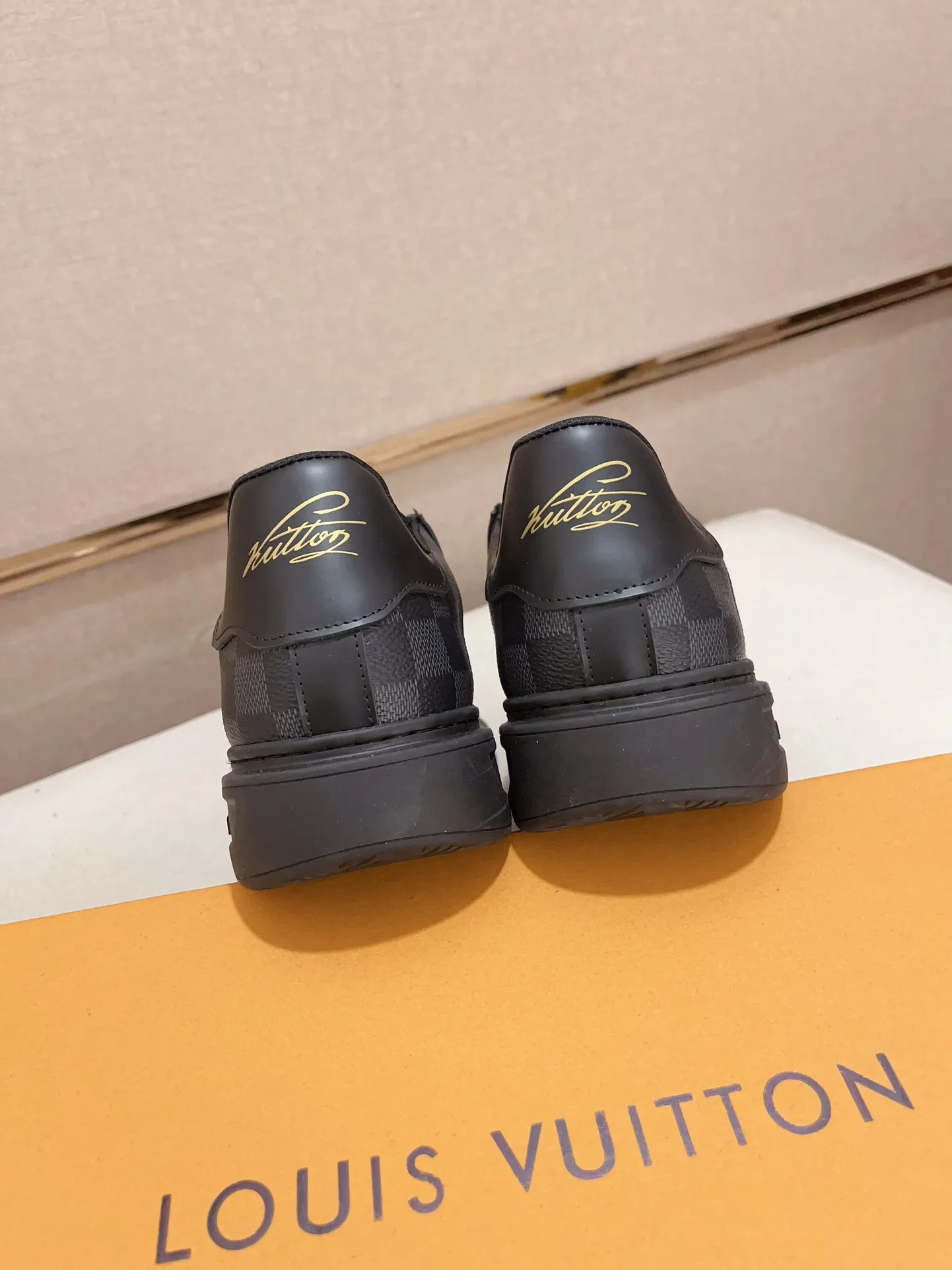 Men's shoes💰 400💰Louis Vuitton (Louis Vuitton/LV top 🔍🔍new model is on sale at the same time at the counter, upper 🇮🇹 imported first-layer cowhide from Italy, fully imported sheepskin lining 💪💪, completely 1⃣️ to 1⃣️ replica 🇮🇹💪💪 , ⚠Sole: Original sole provided by the original factory, exclusive movable molded sole, super comfortable, ⚠Original factory goods, 🔍🔍high quality, can be entered and exited the counter at will, welcome to compare⚠Code number: 38-44 (45 can be customized).